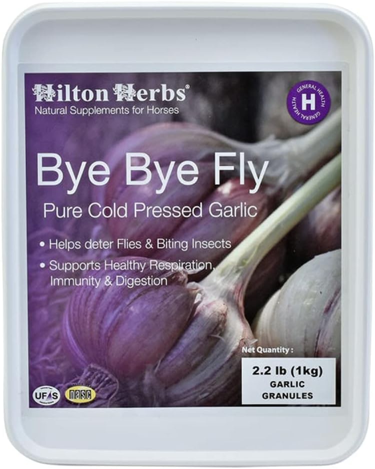 Hilton Herbes Bye Bye Fly Granules d'ail pur. Formule unique à base de plantes soutient la respiration saine, la digestion, l'immunité et la résistance naturelle. Scoop inclus. 2,2 lbs. Net Wt.
