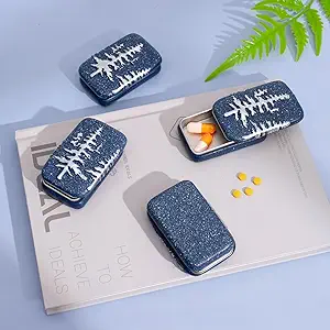 Pill Case en métal Petite boîte à pilules de voyage Compact Portable Medicine Container Daily Pocket Organizer Mini Pastillero avec une lisière coulissante Unique Polymer Clay Top Cadeau idéal pour les amoureux de la nature