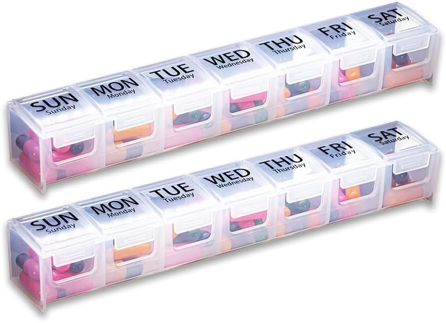 GMS Weekly Pill Organizer - 7-Day Etichettato caso di pillole per integratori, vitamine e farmaci - Latches sicure - Ideale per uso quotidiano e viaggio - Clear - 2 Pack
