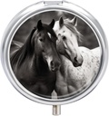 Boîte à pilules ronde Cas de pilule portable pour chevaux noirs et blancs de poche Voyage petit organisateur de pilules 3 compartiment porte-conteneur de pilules métalliques pour la médecine Vitamines Suppléments huile de poisson
