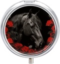 Cavallo nero su uno sfondo di Rose rosse Pillola Caso 3 scompartimento Portatile Pillola Box Daily Round Pill Organizer per Pocket Purse Daily Medicine Container per tenere vitamine Fish olio viaggio regali