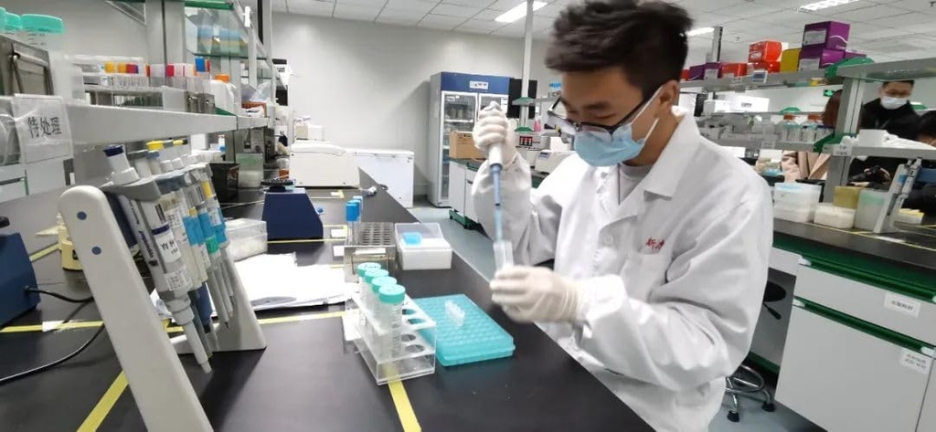 Feed Grade Alkaline protease 200000 u/ml for Livestock, Poultry, Pigs, and Chickens, Feed Fermentation Feed additives, Enzyme preparations 1000 Grams.